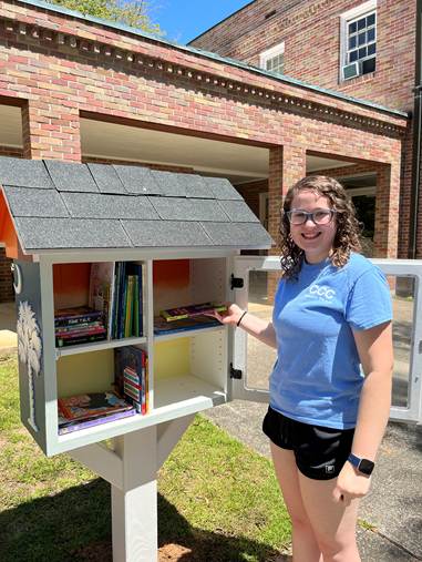 Congregation member putting a book into the SC Young Reader box.